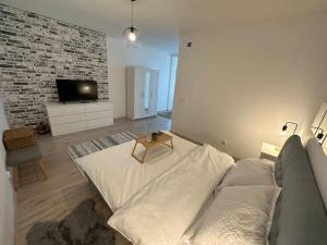 Un pat sau paturi într-o cameră la Scandinavian style ap near Vivo Mall