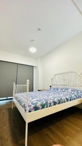 um quarto com uma cama branca num quarto em Otel konforunda Lux Residence em Konak