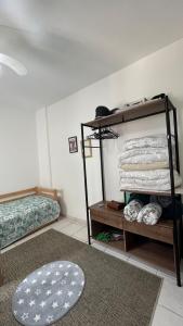 Zimmer mit 2 Betten und einem Regal mit Handtüchern in der Unterkunft Apartamento lindo, Pet friendly, todo reformado no Canal 1 in Santos