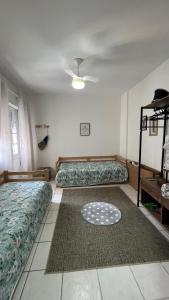 Zimmer mit 2 Betten und einem Deckenventilator in der Unterkunft Apartamento lindo, Pet friendly, todo reformado no Canal 1 in Santos