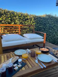 ein Tisch mit Tellern voller Essen auf einem Tisch in der Unterkunft Chambre d'hôtes avec Jacuzzi Ventoux Cocoon in Bédoin