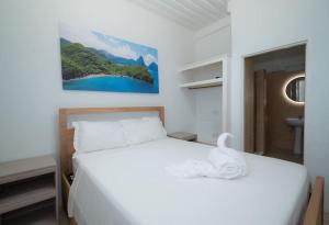 Un dormitorio con una cama con un cisne encima. en SOHI Villa, en Gros Islet