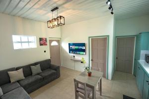 una sala de estar con un sofá y una mesa en SOHI Villa, en Gros Islet