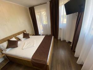 una camera con un letto e una televisione di Vila Marisa a Eforie Nord