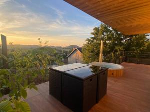 Nespecifikovaný výhled na hory nebo výhled na hory při pohledu z prázdninového domu