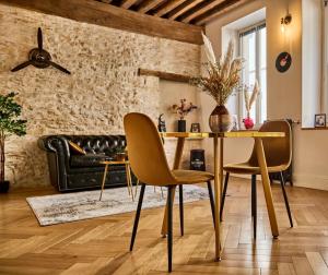 Posedenie v ubytovaní Le Rousseau - Appartement & Suite en Hypercentre