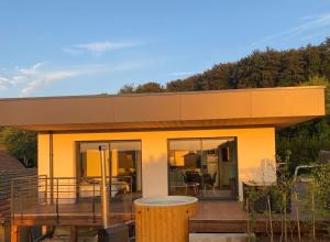 una pequeña casa amarilla con una mesa delante en Nid douillet et moderne, en Beauménil