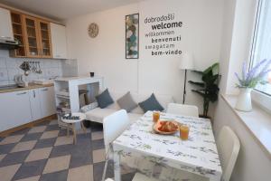 Η κουζίνα ή μικρή κουζίνα στο Apartment Relaxing sea view, Okrug Gornji +29 φωτογραφίες