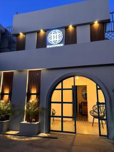 una entrada a un edificio con un arco en HOSTAL BOUTIQUE 53, en Santo Domingo