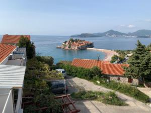 uma vista para uma pequena ilha na água em Apartments Orfej em Sveti Stefan