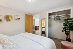 Säng eller sängar i ett rum på Vacation Rental Home in Downtown Manitou Springs