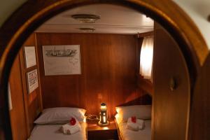 een kleine kamer met 2 bedden in een boot bij Barca sul fiume Magra LaSpezia in Luni