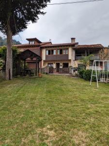 Taman di luar CASA LUISA Biedes, Piloña