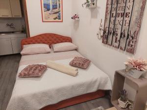 2 Betten in einem Zimmer mit zwei Kissen darauf in der Unterkunft Apartment Rosse in Split