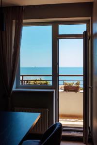 Zimmer mit einem Fenster und Meerblick in der Unterkunft Luxury Apart Arcadia in Odessa