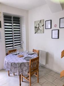 Un comedor con mesa y sillas y una ventana. en A&JDuplex - Bonny sur Loire - Châteaux de Guedelon - Pont Canal, en Bonny-sur-Loire