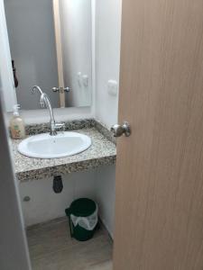 a bathroom with a sink and a mirror at Habitación en Cartagena in Cartagena de Indias