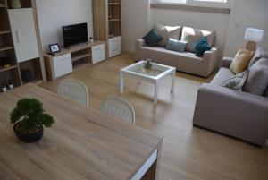 uma sala de estar com um sofá e uma mesa em Conchada House 13 em Coimbra
