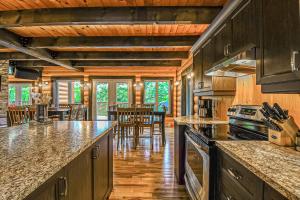 Brown Bear Lodge في Brownsburg: مطبخ مع دواليب خشبية وغرفة طعام