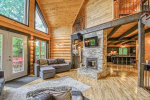 Brown Bear Lodge في Brownsburg: غرفة معيشة مع موقد حجري في كابينة خشب