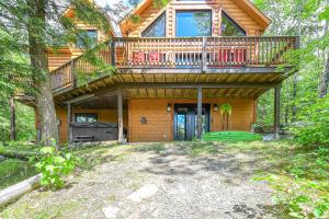 ein großes Holzhaus mit Balkon darüber in der Unterkunft Brown Bear Lodge in Brownsburg