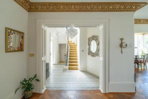 un corridoio con pareti bianche e soffitto dorato di Luxury Villa - City Centre - Sleeps 13 a Nottingham