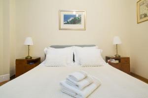 Säng eller sängar i ett rum på Top-Rated 1-Bedroom Apartment in the Heart of Athens