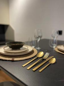stół z talerzami i naczyniami na stole w obiekcie Central Apartment Prishtina w Prisztinie