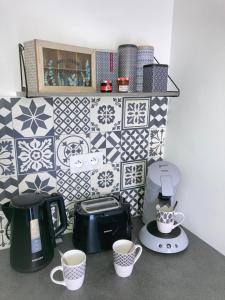 - une cuisine avec 2 tasses de café sur un comptoir dans l'établissement A&J Studio - Bonny sur Loire -Châteaux de Guedelon- Pont Canal, à Bonny-sur-Loire