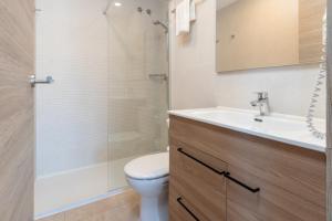 ห้องน้ำของ Marina Beach Apartaments - Sea views in the heart of Lloret +23 ภาพ