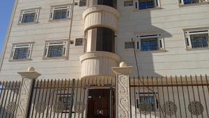 ein Gebäude mit einem Tor davor in der Unterkunft Lara Al Jawf Hotel Apartments in Arar