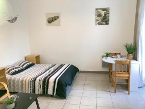 a bedroom with a bed and a desk and a table at A&J Studio - Bonny sur Loire -Châteaux de Guedelon- Pont Canal in Bonny-sur-Loire