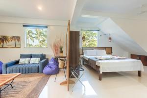 1 dormitorio con 1 cama y 1 sofá en Kalipay Resort Siargao, en General Luna