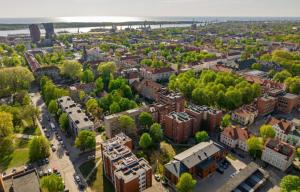 una vista aérea de una ciudad con edificios y árboles en Koralas, en Klaipėda