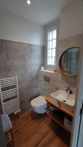 Ένα μπάνιο στο Entre Pierre et Vigne - Charming former Winery Farmhouse with Hot Tub & Swimming Pool +33 φωτογραφίες
