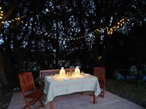 Κήπος έξω από το Entre Pierre et Vigne - Charming former Winery Farmhouse with Hot Tub & Swimming Pool
