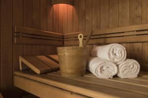 a group of towels and a cup in a sauna at Hotel des Alpes in Flims