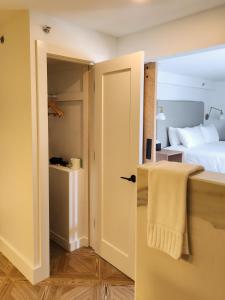 uma porta aberta para um quarto com uma cama em Shepherd’s Run em South Kingstown
