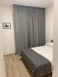 ein Schlafzimmer mit einem Bett und einem großen Fenster in der Unterkunft Casettadellafotografia in Senigallia