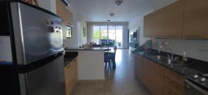 里奧阿托的住宿－Terrazas de Playa Blanca 1B，一个带不锈钢冰箱的大厨房