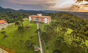una vista aérea de un edificio sobre una colina con árboles en Hotel Fazenda Dona Francisca, en Joinville