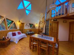 奧爾穆埃的住宿－Domo La Luz，一间卧室配有一张床,铺有木地板