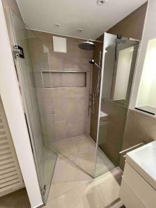 eine Dusche mit Glastür im Bad in der Unterkunft Luxuswohnung 95qm in Waldrandlage zwischen Köln und Düsseldorf-Nähe Messe - Lanxessarena - Bayarena in Leverkusen