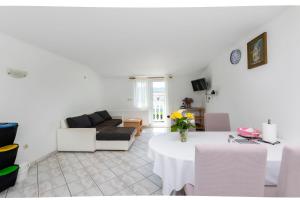 TV a/nebo společenská místnost v ubytování Apartments Boza
