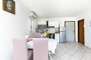 Kuchyň nebo kuchyňský kout v ubytování Apartments Boza
