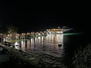 Pogleda na reko, ki teče blizu apartmaja