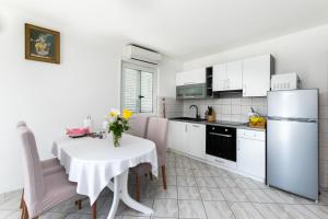 Kuchyň nebo kuchyňský kout v ubytování Apartments Boza
