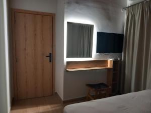 sypialnia z drzwiami, oknem i łóżkiem w obiekcie BELLΙSIMO3 w mieście Parga