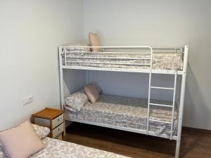 2 stapelbedden in een kamer met een bed bij Villa Valdelobos in Villarrobledo
