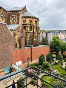 ein großes Backsteingebäude mit einer Kirche in der Unterkunft Cosy apart Antwerp city center1 in Antwerpen